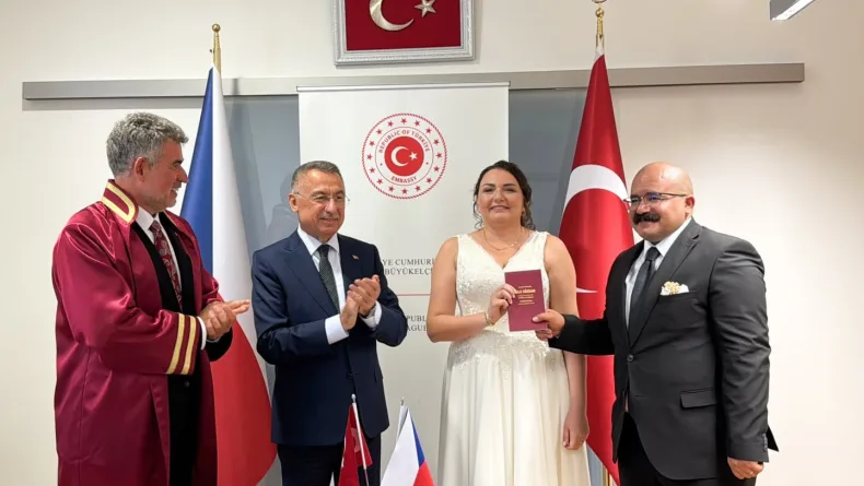 TBMM Dışişleri Komisyonu Başkanı Oktay, Prag'da AFAD personelinin nikah şahidi oldu