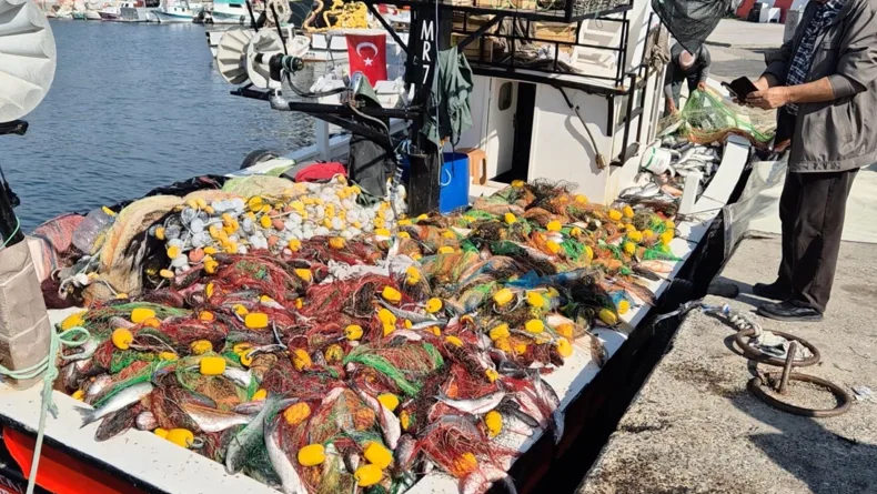 Tekirdağ’da tekneyle denize açılan balıkçılar, 1,5 ton kefal avladı