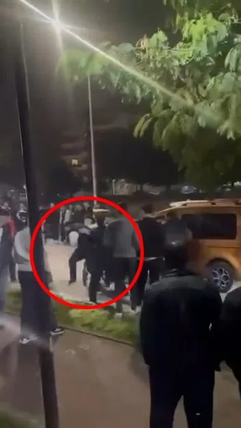 Tekmeli yumruklu kavga kamerada