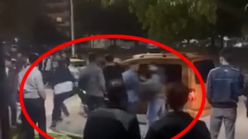 Tekmeli yumruklu kavga kamerada