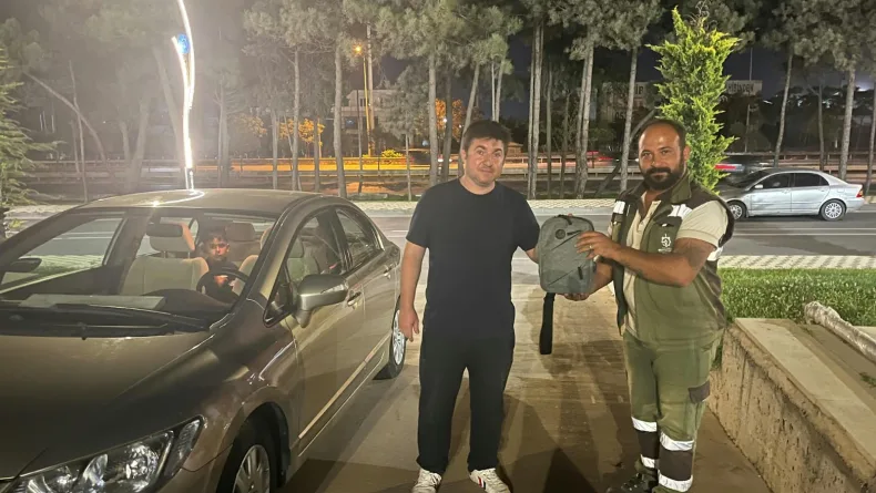 Temizlik işçisi, bulduğu içinde 400 bin liralık 6 bilezik olan çantayı sahibine ulaştırdı
