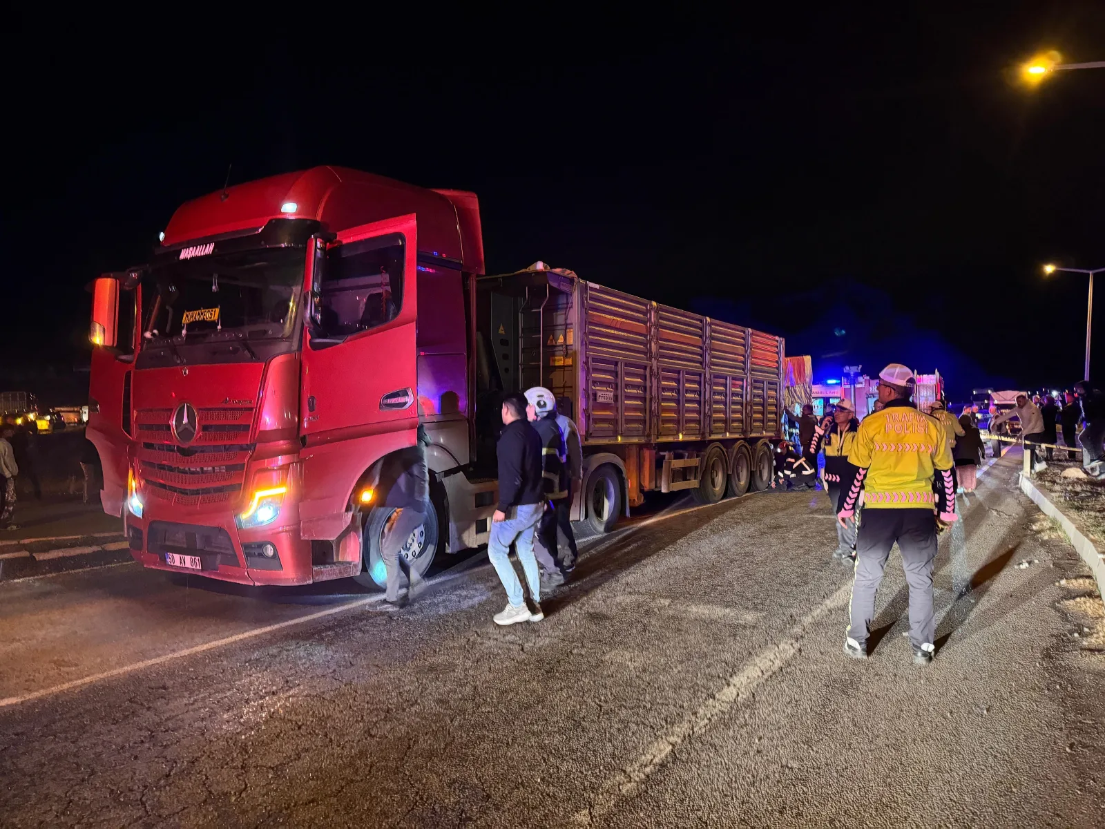 TIR'a çarpan kamyonetin şoförü yaralandı