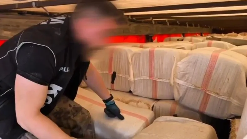 TIR'daki saman çuvallarından kaçak sigara ve telefon çıktı