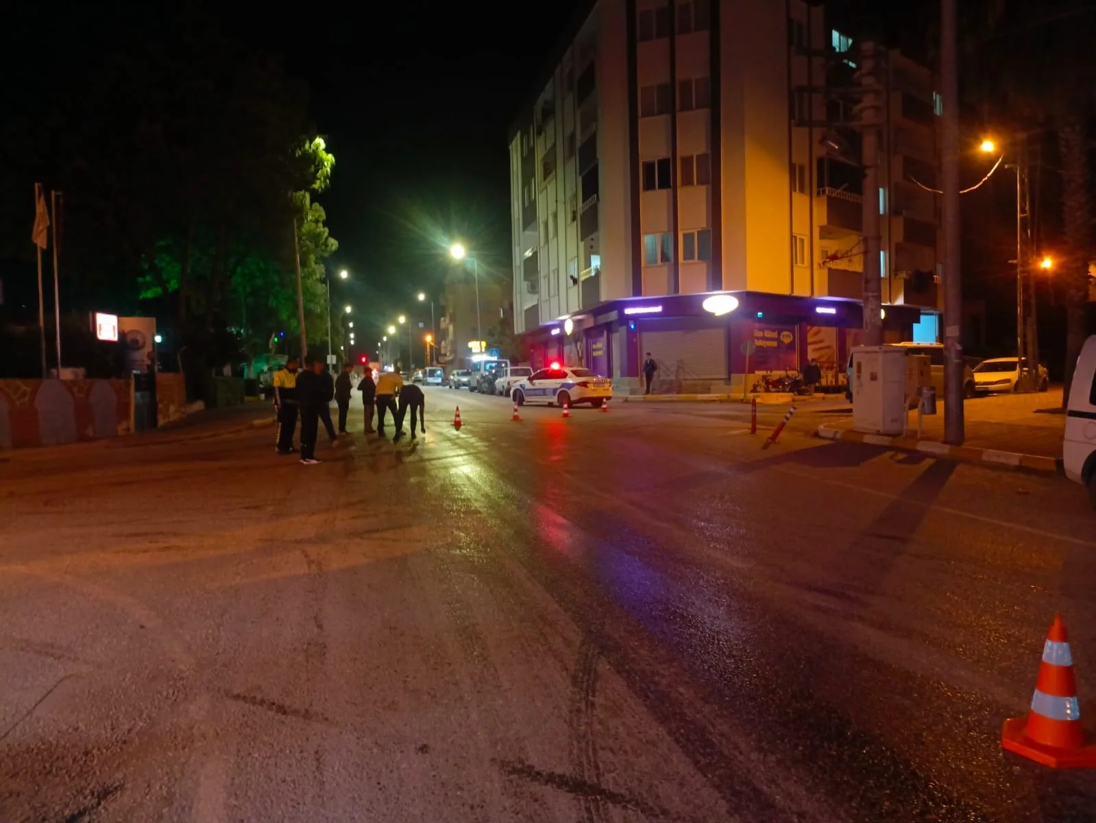TIR’dan yola dökülen yağ nedeniyle motosiklet devrildi