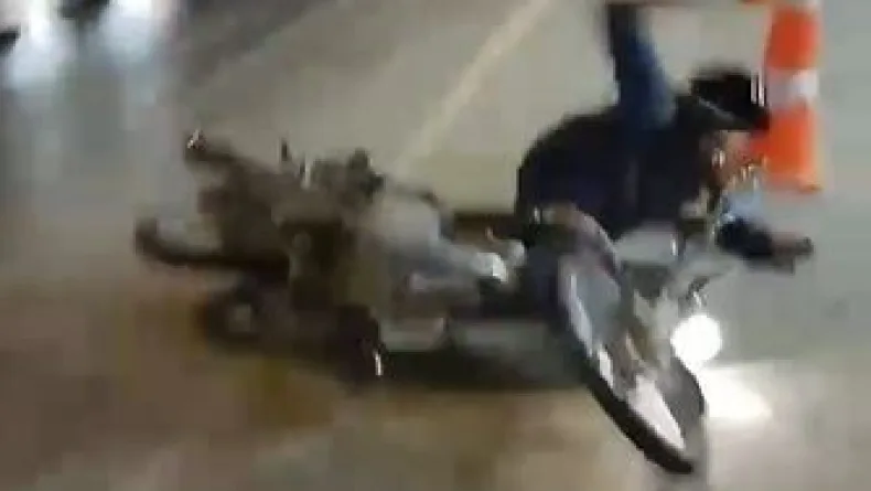 TIR’dan yola dökülen yağ nedeniyle motosiklet devrildi
