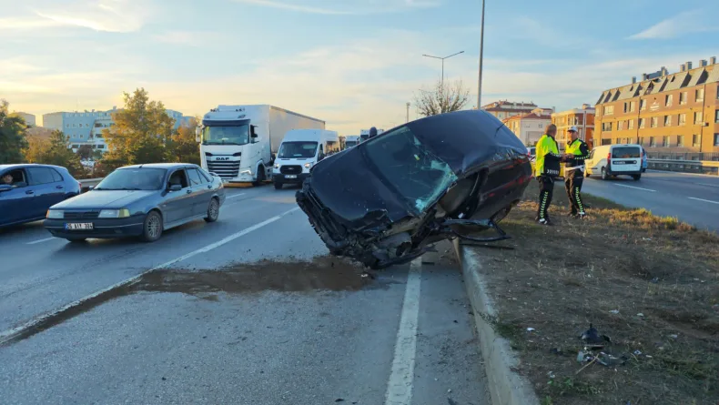 TIR ile çarpışan otomobil devrildi, sürücüsü yaralandı