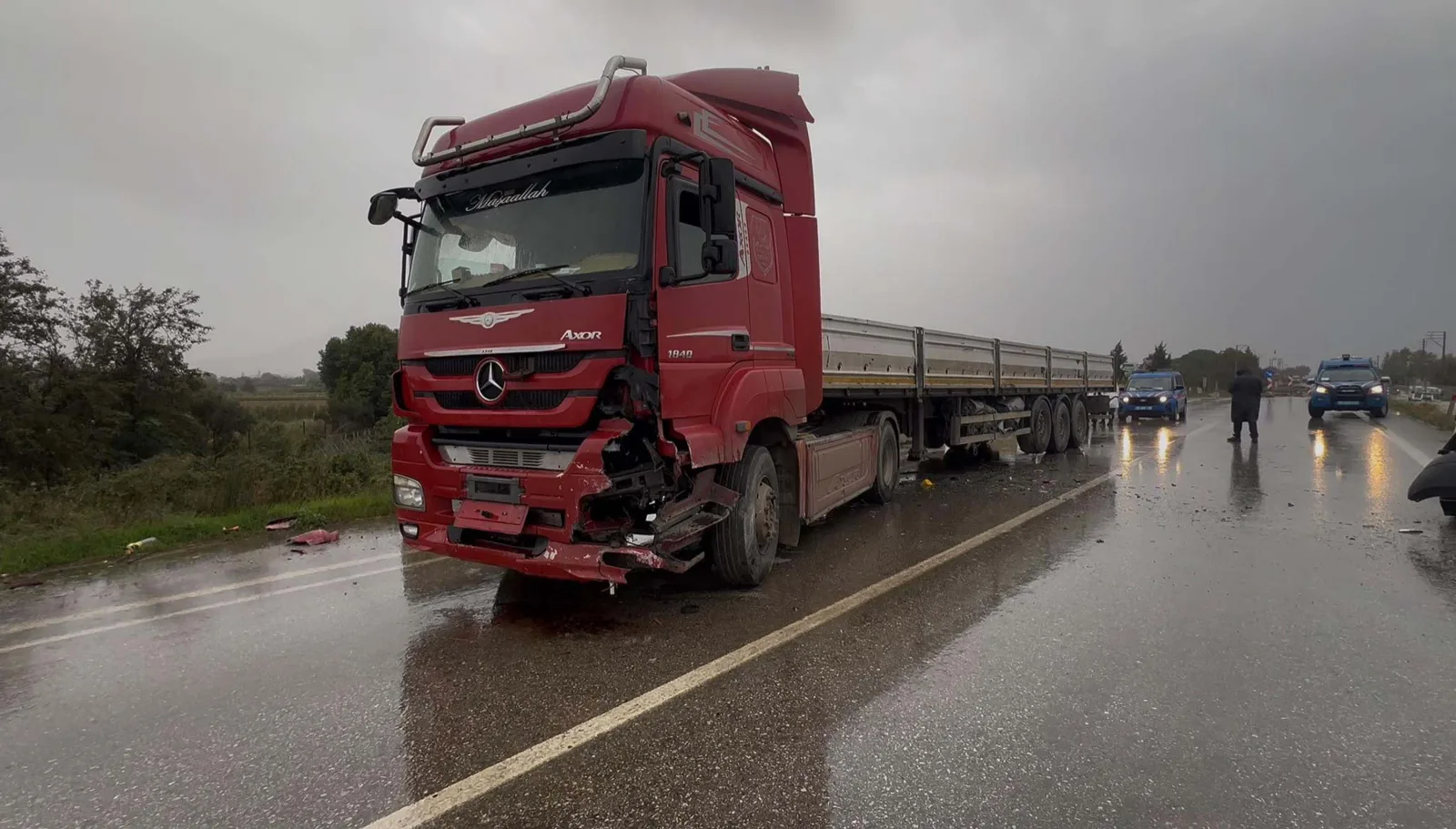 TIR ile hafif ticari araç kafa kafaya çarpıştı: 1 ölü, 1 ağır yaralı
