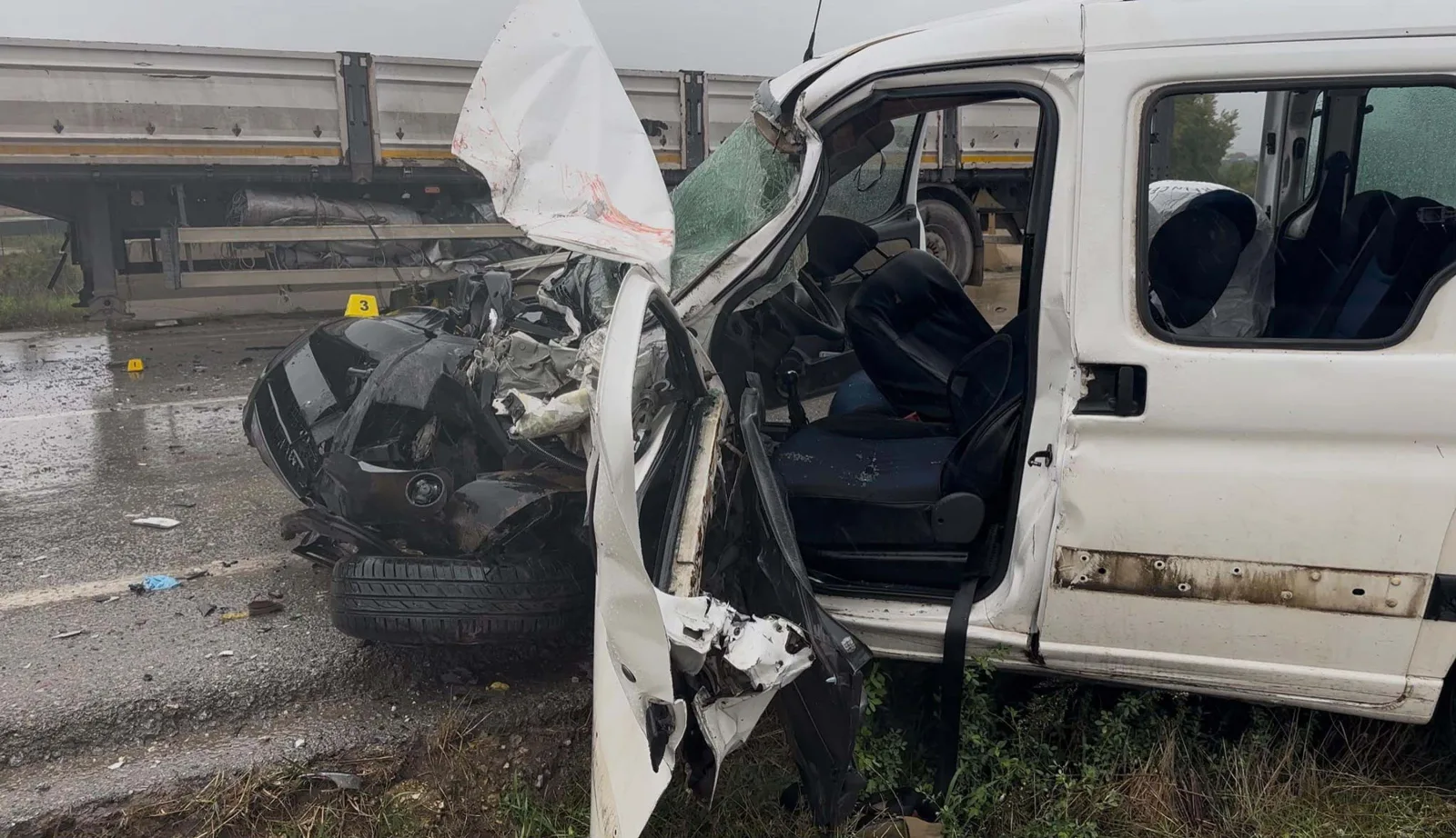 TIR ile hafif ticari araç kafa kafaya çarpıştı: 1 ölü, 1 ağır yaralı