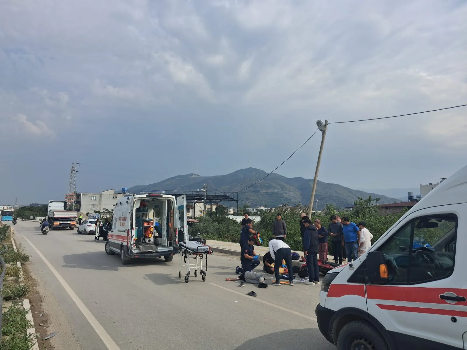 TIR ile motosiklet çarpıştı: 1 ölü, 2 yaralı
