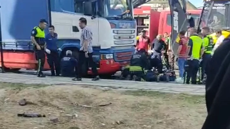 TIR'ın altında kalan yaya ağır yaralandı
