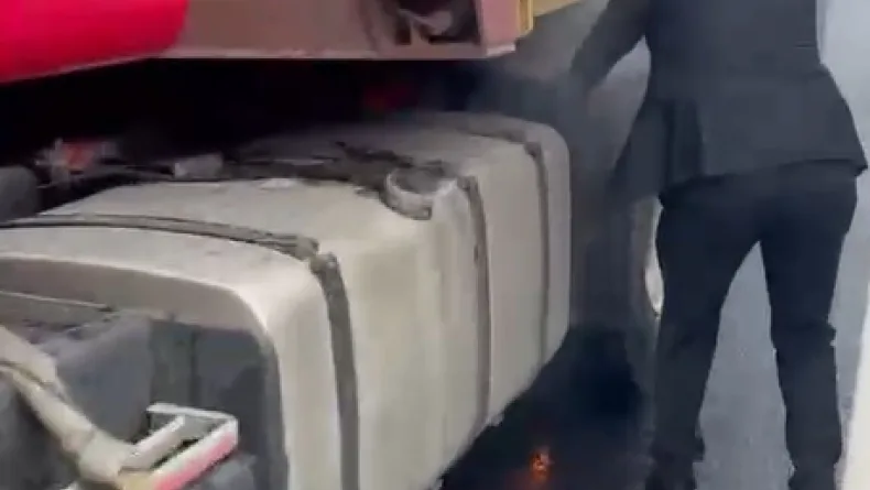 TIR'ın lastiklerinde çıkan yangına ilk müdahaleyi Yeni Parti ilçe başkanı yaptı