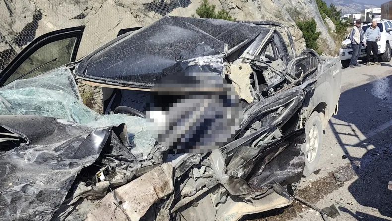 TIR'la kamyonet çarpıştı; 1 ölü, 3 yaralı