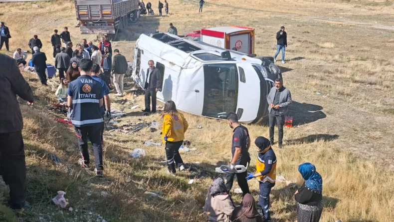 TIR'la yolcu minibüsü çarpıştı; 1'i ağır, 11 yaralı