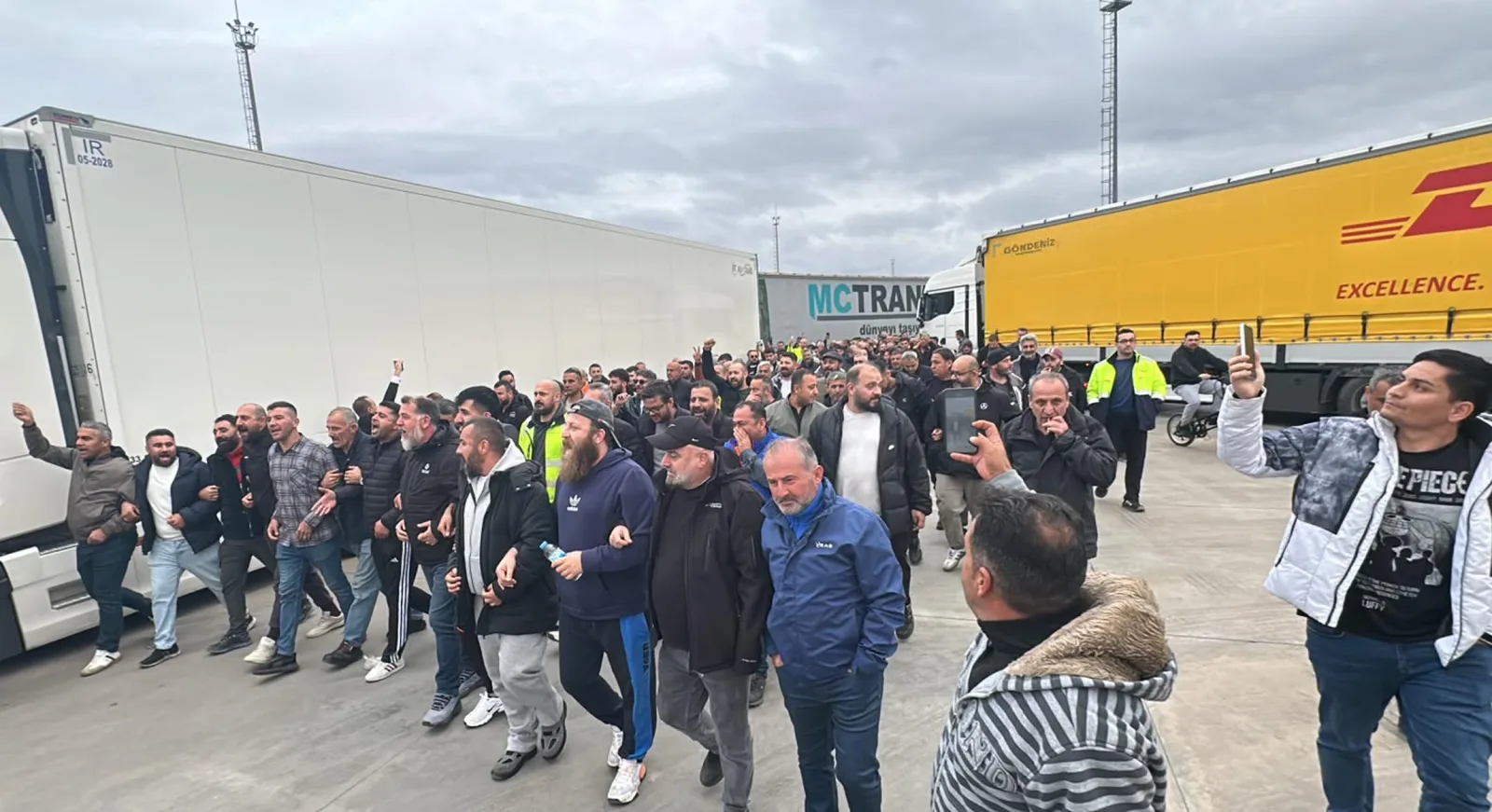 TIR şoförleri, Schengen vizesi sürecinde yaşadıkları sorunları dile getirmek için kontak kapattı