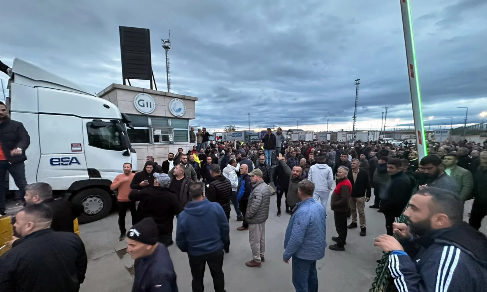 TIR şoförleri, Schengen vizesi sürecinde yaşadıkları sorunları dile getirmek için kontak kapattı