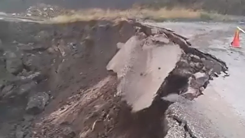 Tokat'ta heyelan; köy yolunun çökme anı kamerada