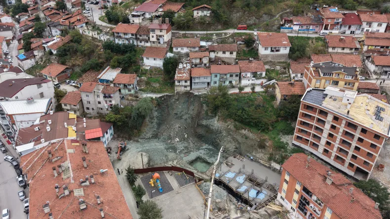 Tokat'ta yol çöktü, 2 katlı ev tahliye edildi