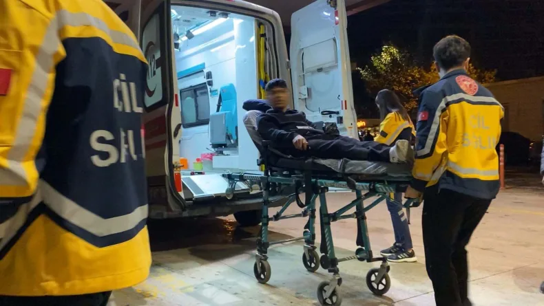 Topu almak için duvardan atlayan genç dikenli tellere takılıp ağır yaralandı