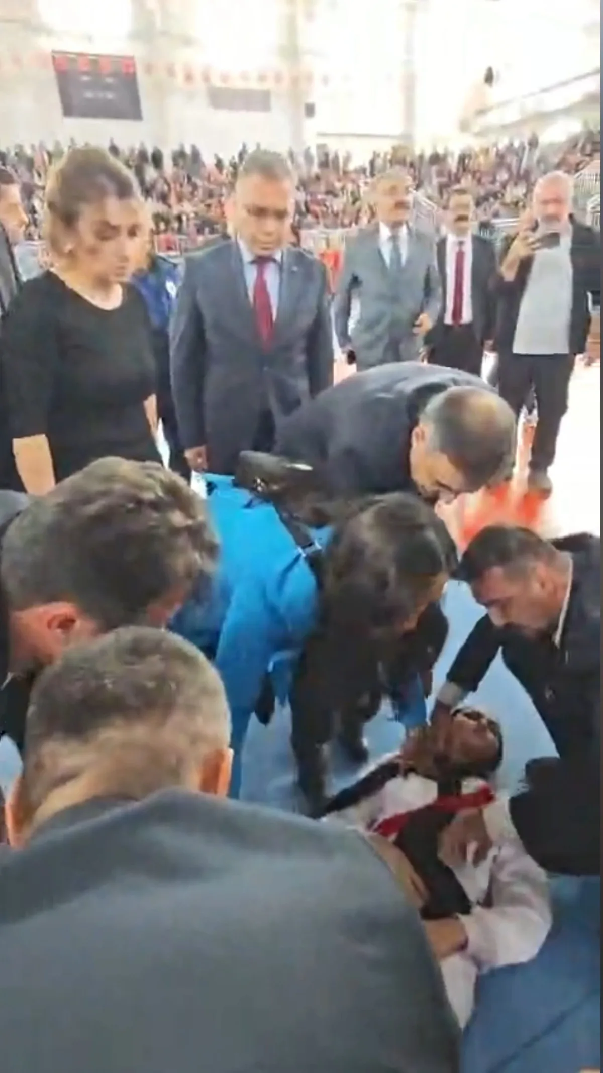 Törende fenalaşan öğrenciye doktor olan milletvekili ile il başkanı müdahale etti