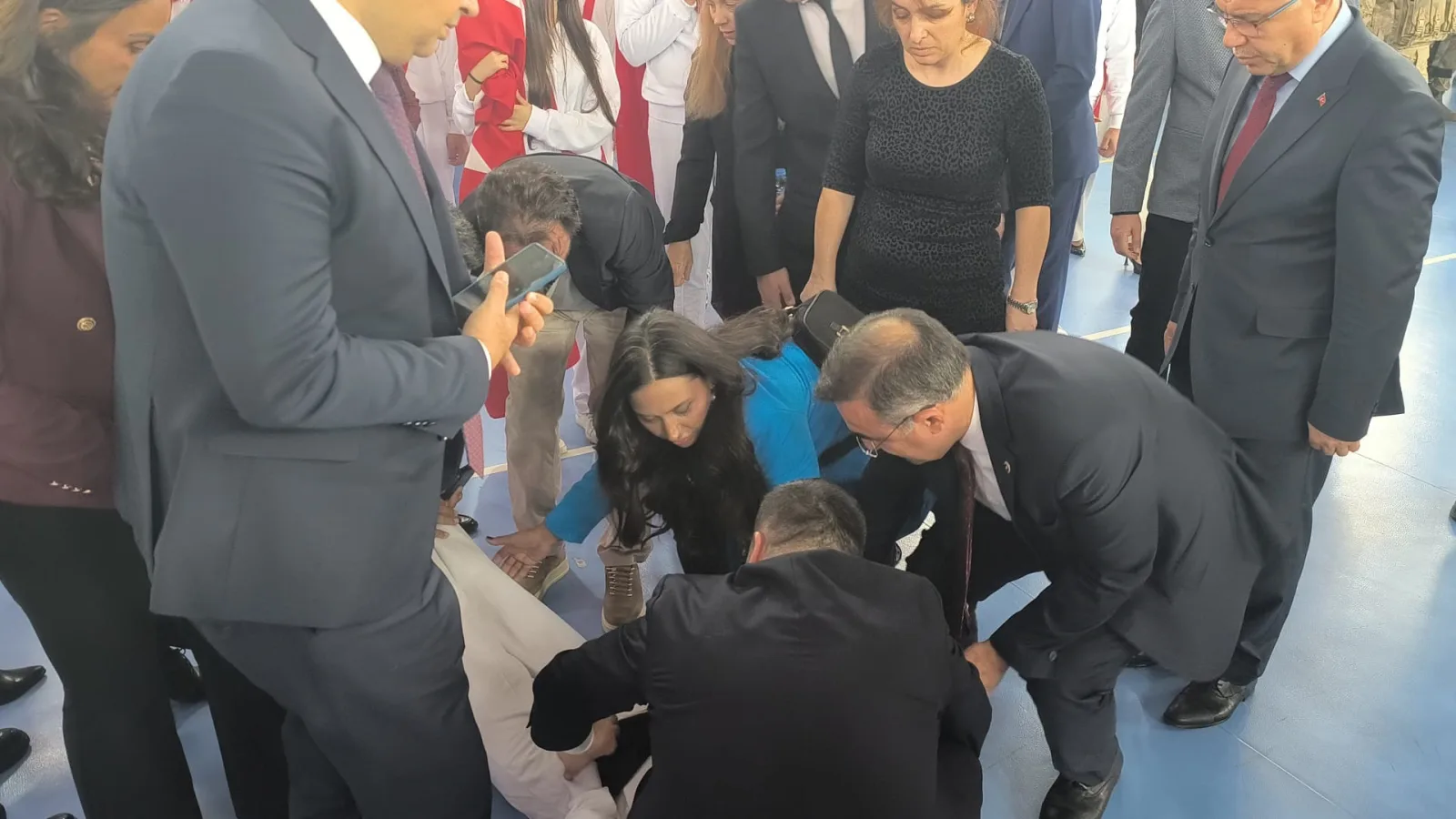 Törende fenalaşan öğrenciye doktor olan milletvekili ile il başkanı müdahale etti