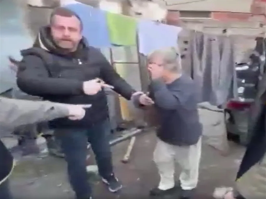 Torunu Nazar'ı harabe evde saklayan tutuklu babaanne, duruşmada rahatsızlandı