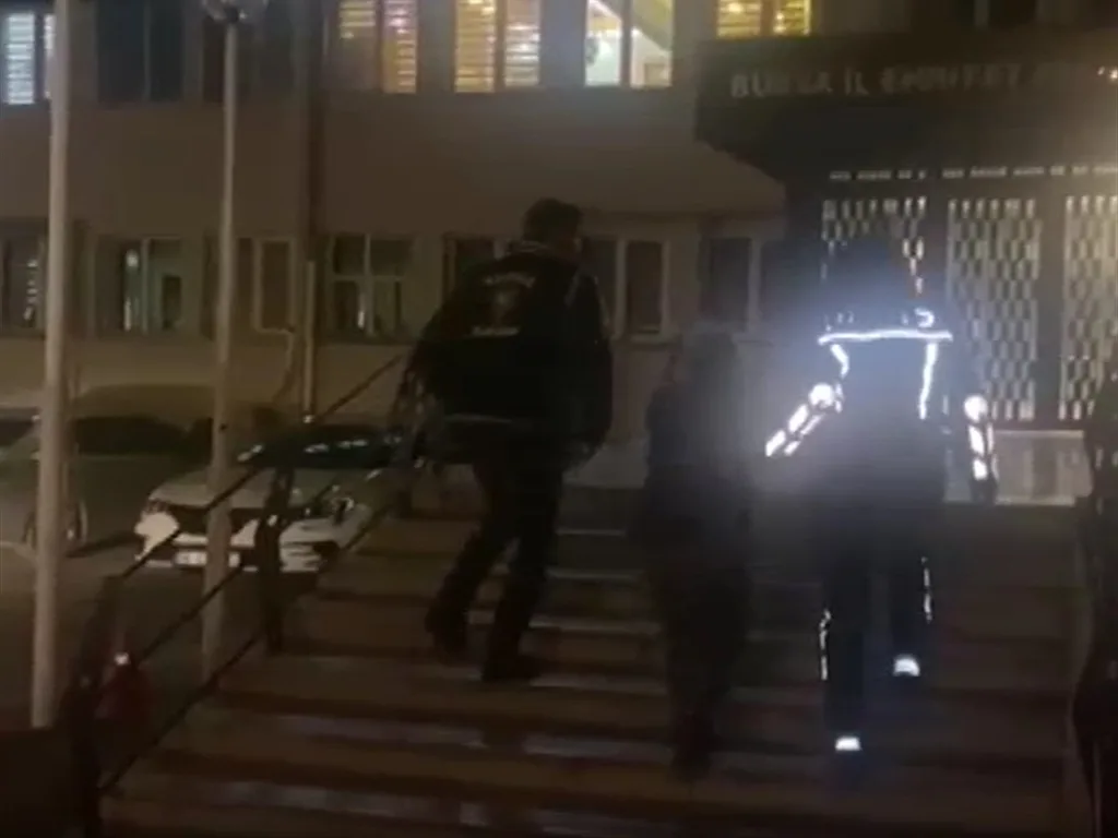 Torunu Nazar'ı harabe evde saklayan tutuklu babaanne, duruşmada rahatsızlandı