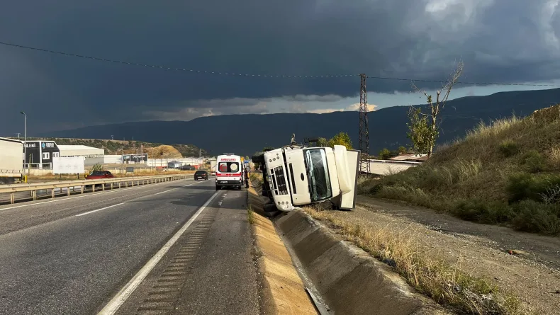 Tosya D100’de kamyon yan yattı: 2 yaralı