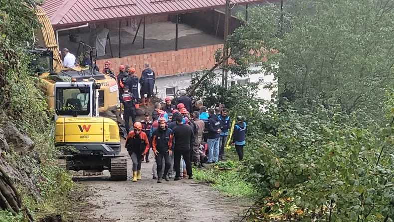 Trabzon'da heyelan; 1 ölü (2)