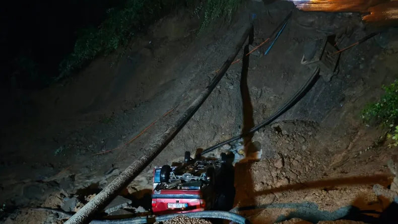 Trabzon'da mahalle yolu çöktü; sürüklenen araçtaki 2 kişi yaralandı / Ek fotoğraflar