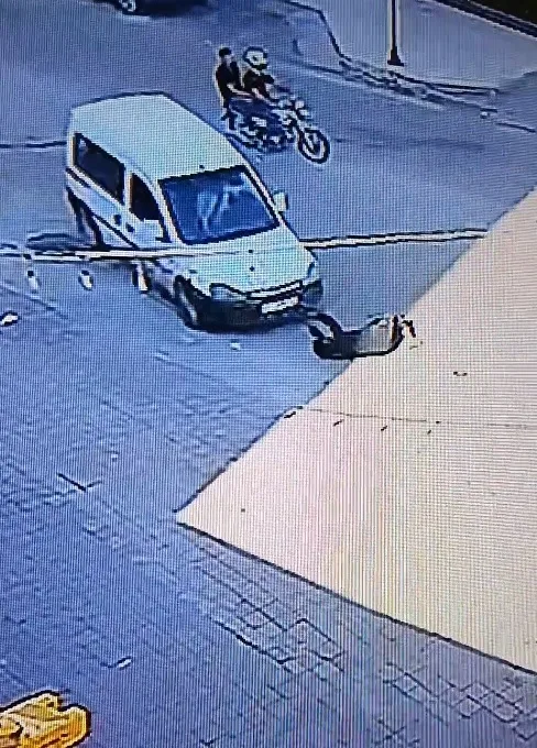 Trafikte önünü kestiği hafif ticari aracı çaldı; o anlar kamerada