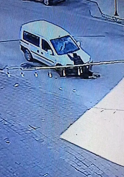 Trafikte önünü kestiği hafif ticari aracı çaldı; o anlar kamerada
