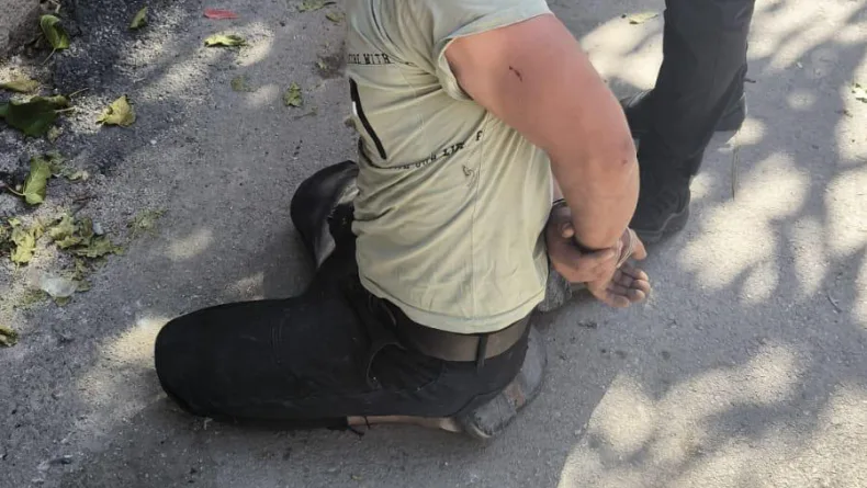 Trafikte önünü kestiği hafif ticari aracı çaldı; o anlar kamerada / Ek fotoğraf