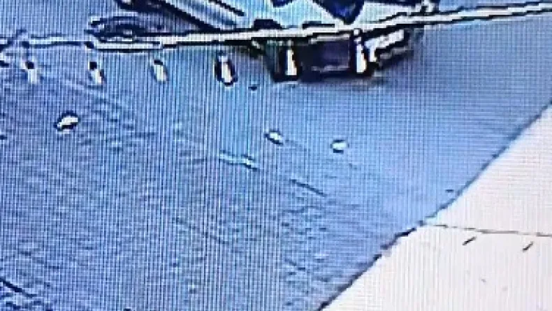Trafikte önünü kestiği hafif ticari aracı çaldı; o anlar kamerada