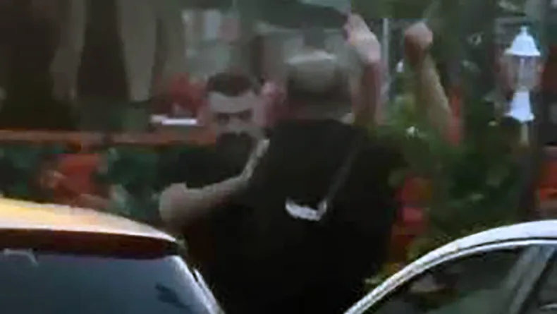 Trafikte tartıştığı kişiye sopayla vurduktan sonra takip edip yine saldırdı
