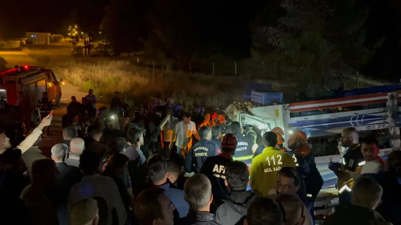 Traktörlele kamyonet çarpıştı; 1 ölü, 1 yaralı