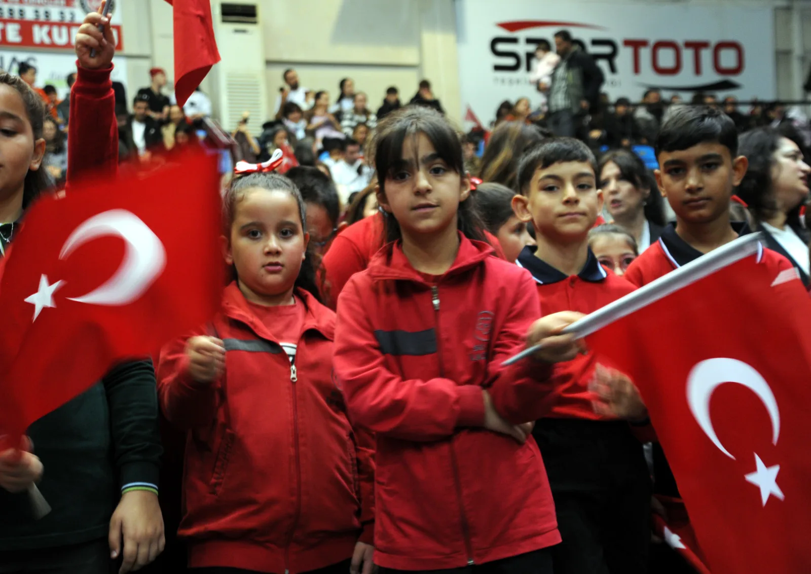 Trakya'da Cumhuriyet Bayramı kutlamaları hava muhalefeti nedeniyle salonlarda yapıldı