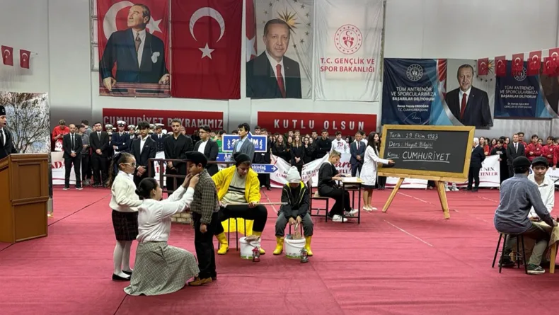 Trakya'da Cumhuriyet Bayramı kutlamaları hava muhalefeti nedeniyle salonlarda yapıldı / Ek fotoğraflar