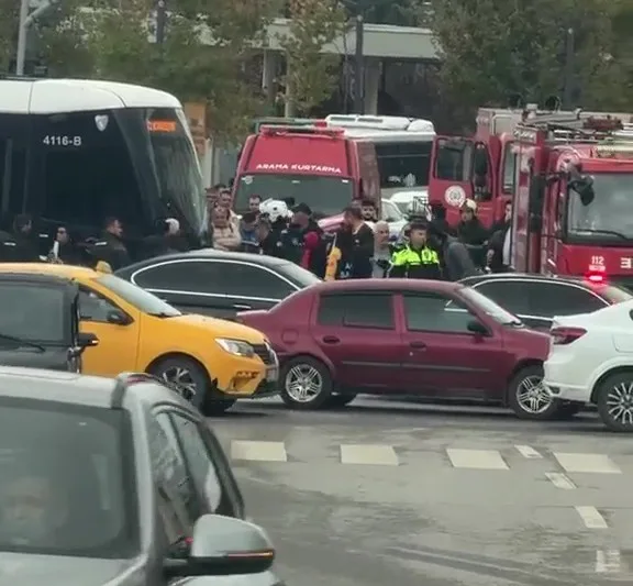 Tramvayın çarptığı 2 yaya yaralandı