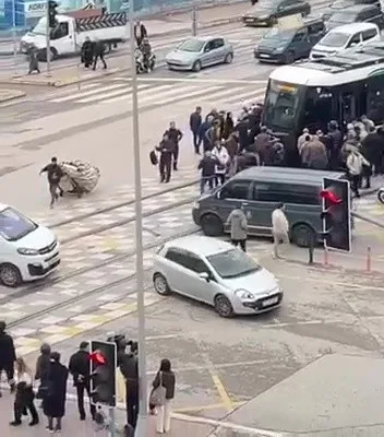 Tramvayın çarptığı 2 yaya yaralandı