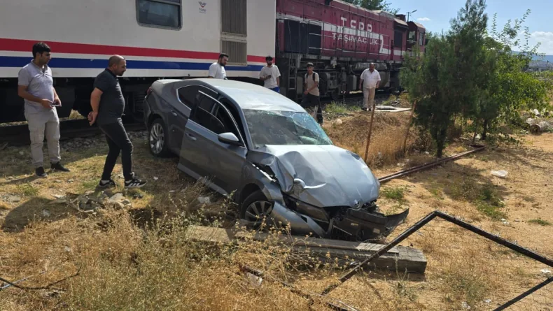 Tren, hemzemin geçitte otomobile çarptı: 1 yaralı