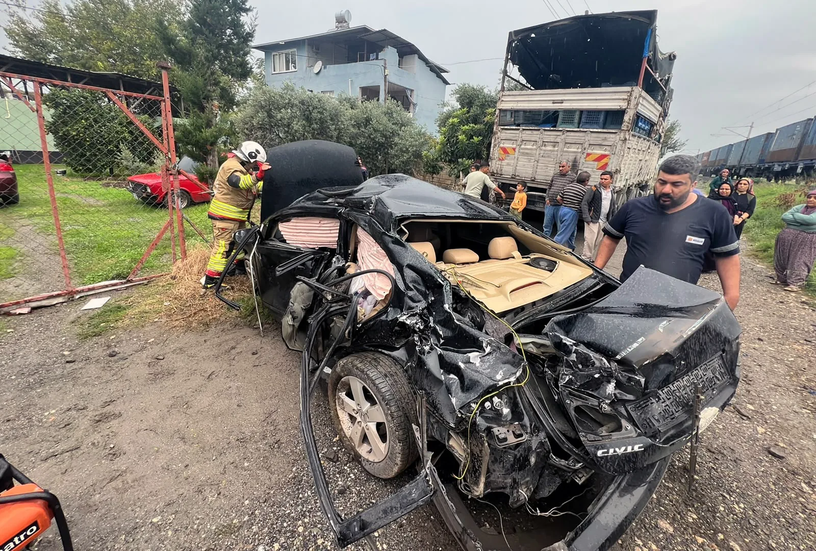 Trenin çarptığı otomobilde yaralanan kadın kurtarılamadı