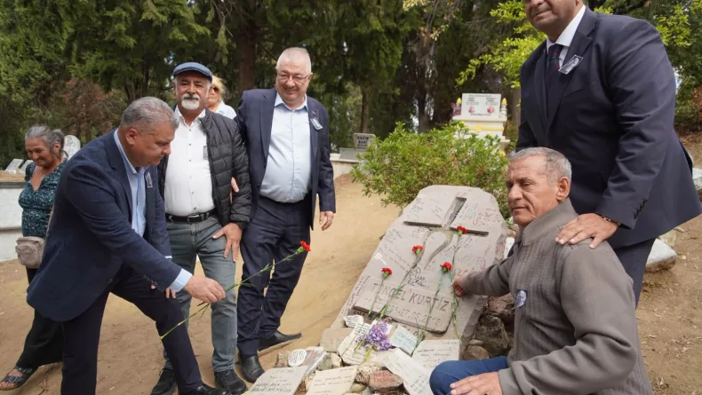 Tuncel Kurtiz, ölümünün 13'üncü yıl dönümünde mezarı başında anıldı