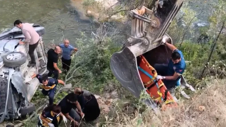 Tunceli’de hafif ticari araç çay kenarına devrildi: 2’si ağır, 5 yaralı
