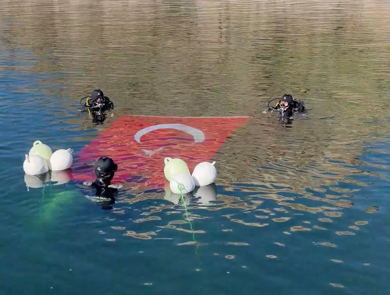 Tunceli'de jandarmadan 29 metre derinlikte Türk bayraklı Cumhuriyet kutlaması