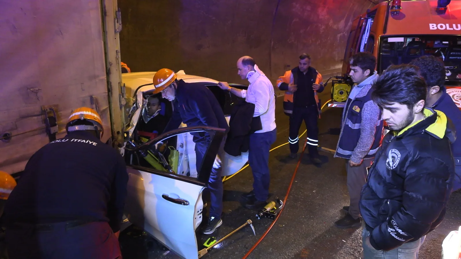 Tünelde TIR'a çarpan otomobilde sıkışan sürücüyü yaralı babası yalnız bırakmadı