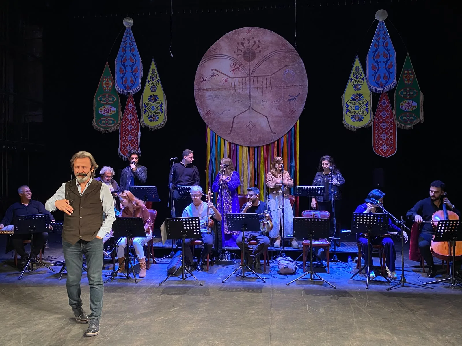 Türk dünyasının ezgilerini yaşatıyor