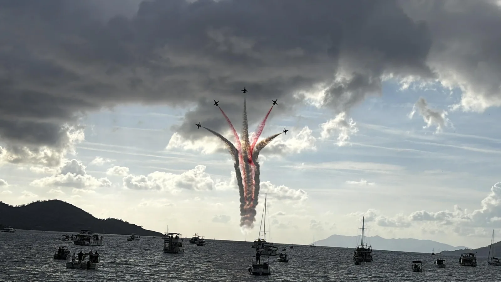Türk Yıldızları'ndan Fethiye'de gösteri uçuşu