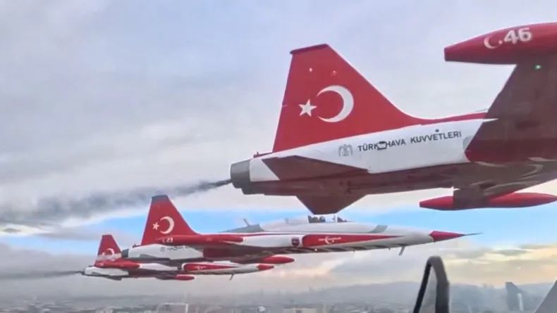 Türk Yıldızları'nın gözünden selamlama uçuşu