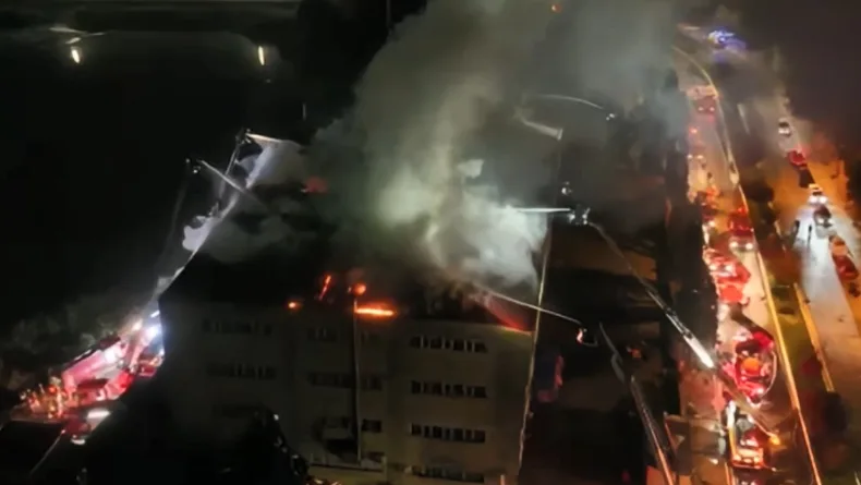 Tuzla’da ayakkabı fabrikasında yangın; ekipler alevlere müdahale ediyor -1