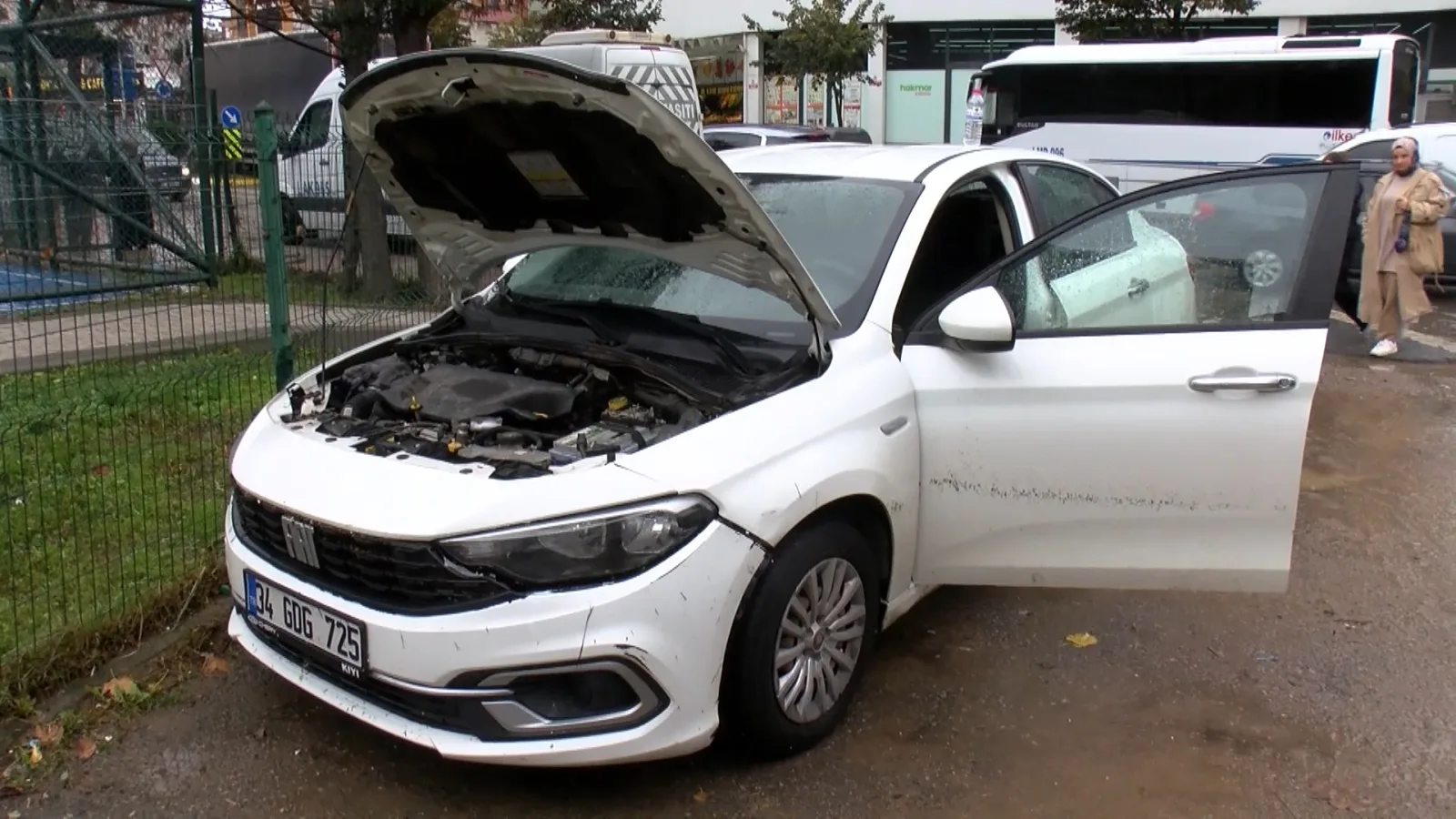 Tuzla’da caddeler göle döndü, araçlar yolda kaldı: Servis minibüslerinden 41 personel tahliye edildi